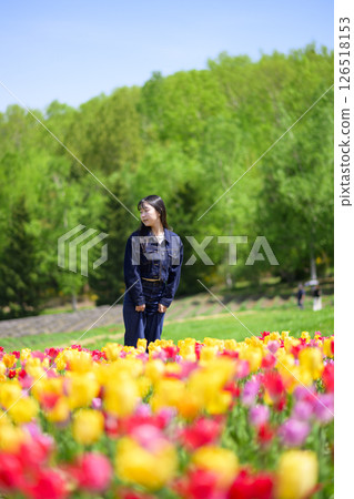 一位年輕女子在鬱金香田裡觀光 126518153