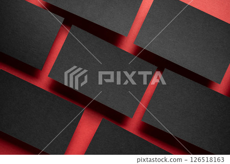 紅色背景上排列的黑色卡片 126518163