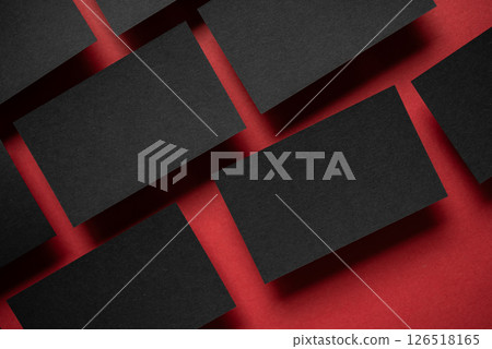 紅色背景上排列的黑色卡片 126518165