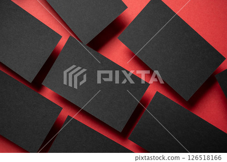 紅色背景上排列的黑色卡片 126518166