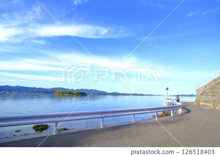 A seaside path where you can enjoy walking and cycling 126518403