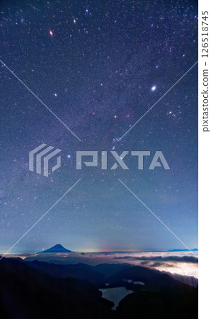 從大菩薩峠觀賞冬季星座和富士山夜景 126518745