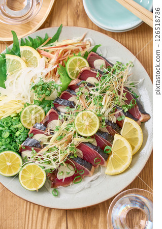 Tataki of bonito with plenty of condiments 126518786