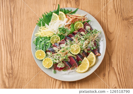 Tataki of bonito with plenty of condiments 126518790
