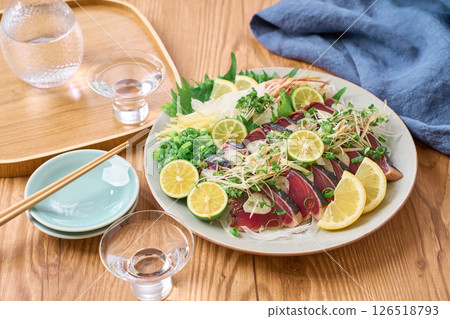 Tataki of bonito with plenty of condiments 126518793