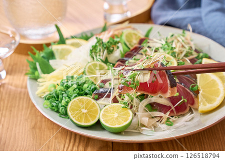 Tataki of bonito with plenty of condiments 126518794