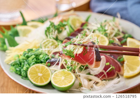 佐料豐富的鰹魚片 佐料豐富的鰹魚片 126518795