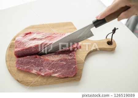 將牛肉切成塊 將牛肉切成塊 126519089