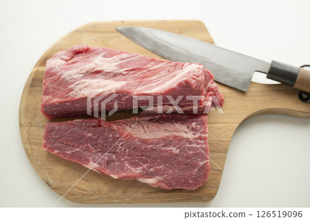 將牛肉切成塊 將牛肉切成塊 126519096