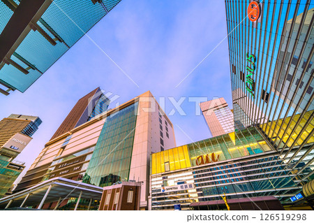 日本橫濱的城市景觀。橫濱站、 JR 橫濱塔、Bay Sheraton H 等的景色。夏天即將來臨，即使在這個時候天色也很明亮。 126519298