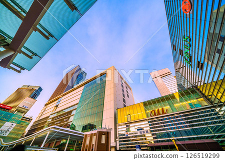 日本橫濱的城市景觀。橫濱站、 JR 橫濱塔、Bay Sheraton H 等的景色。夏天即將來臨，即使在這個時候天色也很明亮。 126519299