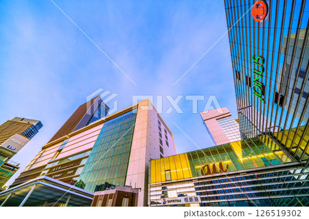 日本橫濱的城市景觀。橫濱站、 JR 橫濱塔、Bay Sheraton H 等的景色。夏天即將來臨,即使在這個時候天色也很明亮。 日本橫濱的城市景觀。橫濱站、 JR 橫濱塔、Bay Sheraton H 等的景色。夏天即將來臨,即使在這個時候天色也很明亮。 126519302