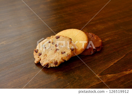 Plain and chocolate cookies 126519912
