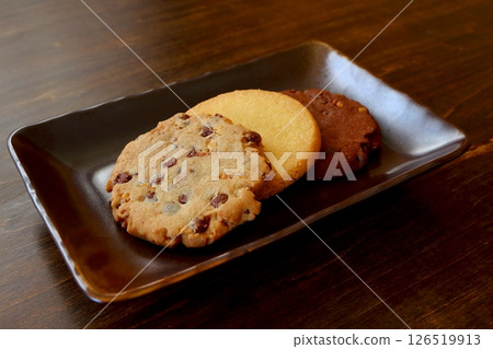 Plain and chocolate cookies 126519913
