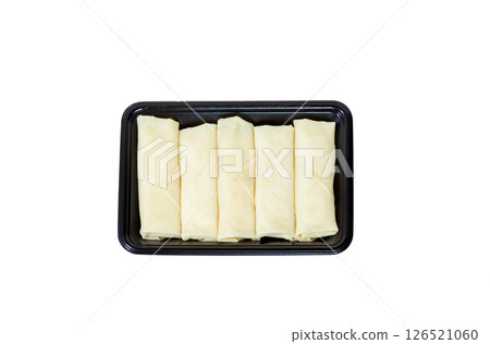 預煮包裝中的冷藏春捲 [白色背景，剪貼畫] 126521060