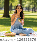 放鬆在公園的一名婦女 126521376