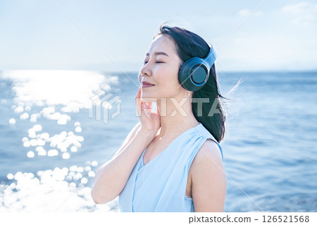 海邊聽音樂的無袖女子 126521568