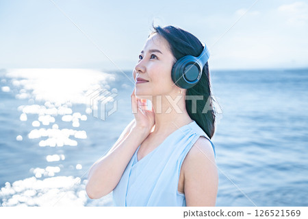 海邊聽音樂的無袖女子 126521569