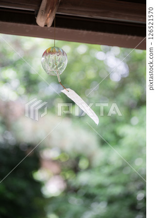 屋簷下的風鈴－夏季禮物和空曠夏季的背景資料 126521570