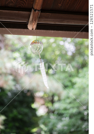 屋簷下的風鈴-夏季禮物和空曠夏季的背景資料 屋簷下的風鈴-夏季禮物和空曠夏季的背景資料 126521571