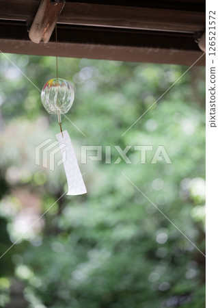 Wind chimes under the eaves - For summer gifts and background material in the empty summer 126521572