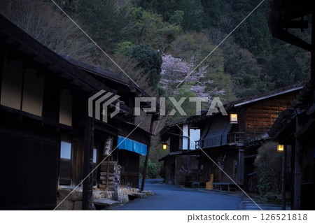 妻籠宿的舊街景在黃昏時分亮起 妻籠宿的舊街景在黃昏時分亮起 126521818