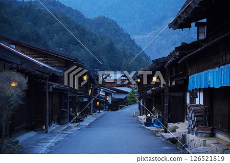 妻籠宿的舊街景在黃昏時分亮起 126521819