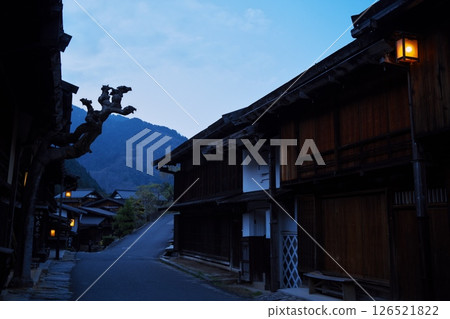 妻籠宿的舊街景在黃昏時分亮起 妻籠宿的舊街景在黃昏時分亮起 126521822