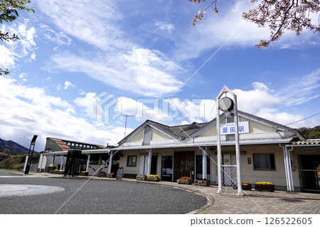 藍天與櫻花下的丹後鐵道栗田站 126522605