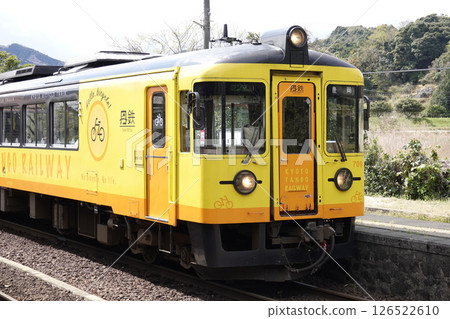 丹後鐵栗田站立交橋和月台列車 126522610