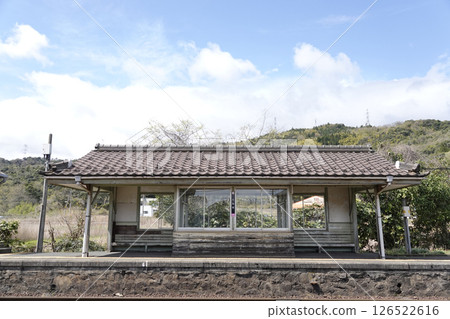 藍天下的當地火車候車室 藍天下的當地火車候車室 126522616