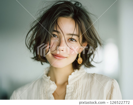 一位中長髮女子在自然光下閃耀的自然肖像 126522772