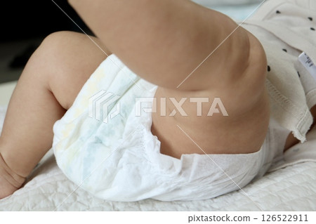 嬰兒穿著尿布 尿布特寫 126522911