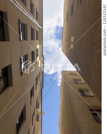 narrow courtyard well 126523142
