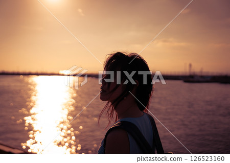 在港口看日落的女人 126523160