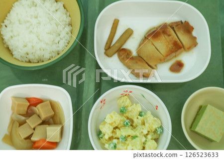 醫院餐食，米飯，雞排，凍乾豆腐，馬鈴薯沙拉 126523633
