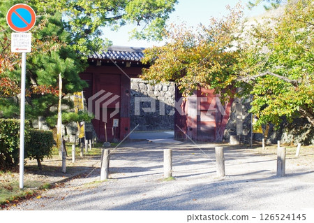 Autumn scenery at the Oimaimon Gate of Wakayama Castle Autumn scenery at the Oimaimon Gate of Wakayama Castle 126524145