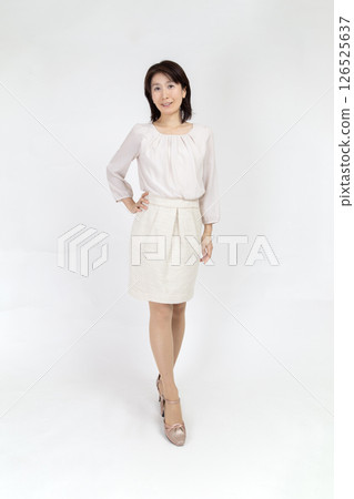 女人擺姿勢 女人擺姿勢 126525637