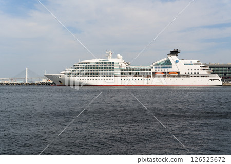 停泊在橫濱新港碼頭和橫濱灣大橋的三井海洋富士號遊輪 126525672
