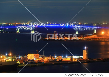 夜晚的東京港和東京門大橋 夜晚的東京港和東京門大橋 126525855