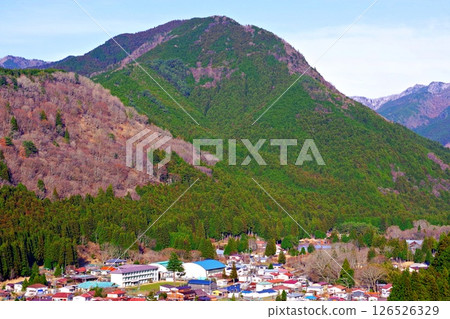 A panoramic view of the town of Dorogawa Onsen from a high vantage point 126526329