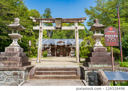 奈良縣明日香村近足神社的鳥居與燈籠 奈良縣明日香村近足神社的鳥居與燈籠 126526496