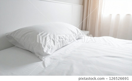 睡眠：在白色枕頭和床上安然入睡 126526691