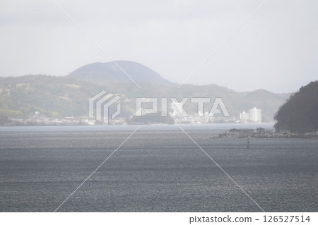 從宮津碼頭附近用長焦鏡頭拍攝的宮津灣和對岸的街道 126527514