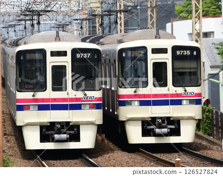 兩輛京王 9000 系列 30 型客車互相擦肩而過 126527824