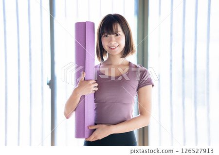 帶瑜伽墊的年輕女子 126527913