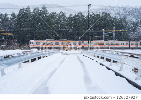 【東海道本線】行駛在冰雪世界的本地列車 【東海道本線】行駛在冰雪世界的本地列車 126527927