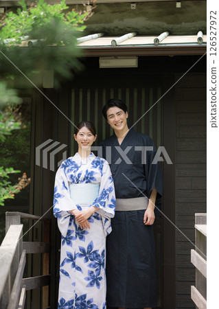 情侶或情侶穿著浴衣在溫泉旅行或觀光時看著相機 126527972