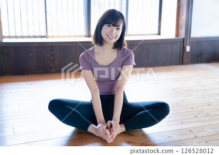 一位穿著瑜珈服、留著短鮑伯的年輕女子 126528012