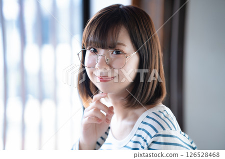戴眼鏡的一個少婦 126528468